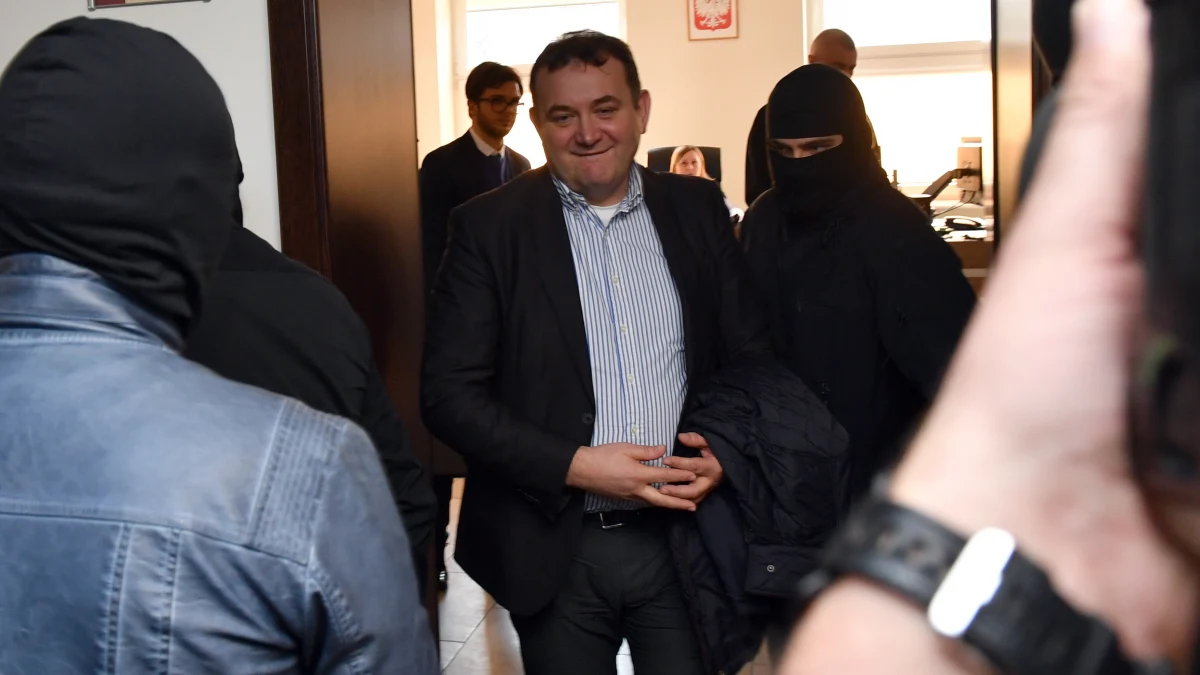 Szczeciński sąd zdecydował o tymczasowym aresztowaniu posła Platformy Obywatelskiej Stanisława Gawłowskiego na trzy miesiące. Polityk usłyszał wcześniej 5 zarzutów, wśród nich trzy o charakterze korupcyjnym. Prokuratura, kierując do sądu wniosek o areszt, wyjaśniała, że istnieje obawa, że na wolności Gawłowski mógłby m.in. próbować wpływać na świadków w swojej sprawie i uzgadniać z nimi wspólną linię obrony. Pełnomocnik posła mec. Roman Giertych zapowiedział już odwołanie od decyzji o areszcie.