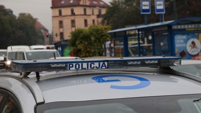 Był poszukiwany po tym, jak spadł mercedesem z ronda na tory kolejowe. Sam zgłosił się na policję