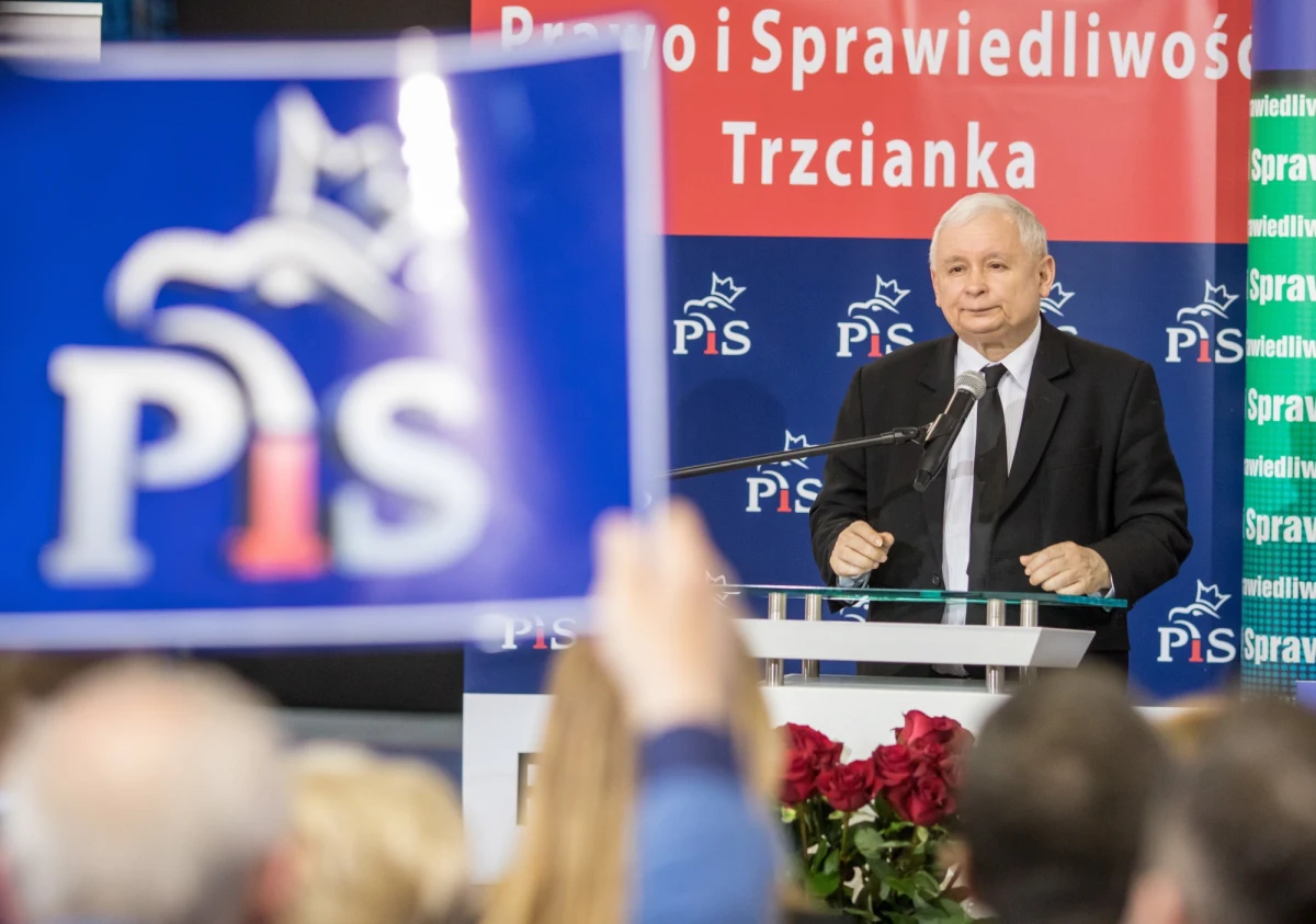 "Ja naprawdę na polityce nie zyskuję, tylko tracę" - oświadczył Jarosław Kaczyński podczas niedzielnego spotkania w wielkopolskiej Trzciance z przedstawicielami lokalnych mediów. Prezes PiS mówił w trakcie spotkania m.in. o obniżce wynagrodzeń parlamentarzystów i zarobkach w spółkach Skarbu Państwa.