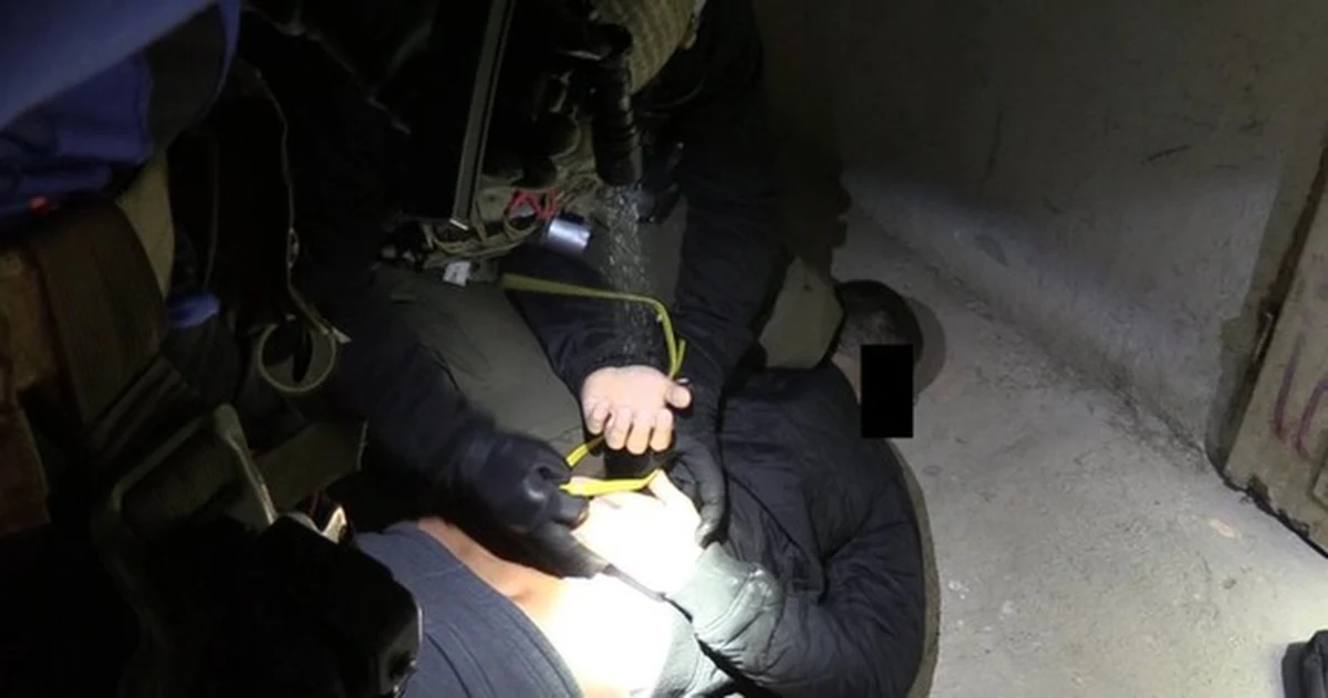 Kolejne 16 osób związanych z działalnością "gangu Suchego" zostało zatrzymanych i usłyszało kilkadziesiąt zarzutów m.in. handlu znaczną ilością narkotyków, kradzieży z włamaniem oraz handlu bronią - poinformował PAP rzecznik Prokuratury Okręgowej w Warszawie prok. Łukasz Łapczyński.