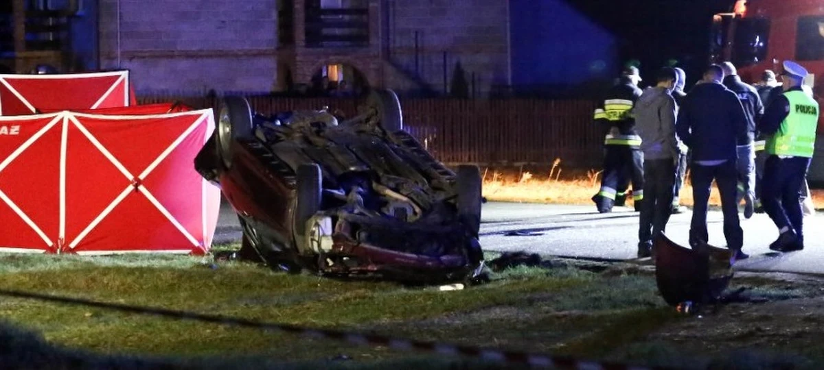 Przyznał się do zarzutu spowodowania wypadku ze skutkiem śmiertelnym, ale jego wyjaśnienia w dużej mierze nie zgadzają się z materiałem dowodowym zebranym przez prokuratora - takie informacje przekazał rzecznik Prokuratury Okręgowej Warszawa-Praga po przesłuchaniu 22-letniego kierowcy, który w sobotnie popołudnie niedaleko Sitnego uderzył autem w 4-osobową rodzinę. Na miejscu zginęły 43-letnia kobieta i jej 6-letnia córka, dzień po wypadku zmarła druga, 8-letnia dziewczynka. Ojciec dzieci walczy o życie w szpitalu.