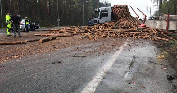 Zablokowana obwodnica Opola w kierunku Strzelec Opolskich. Na skrzyżowaniu ulicy Częstochowskiej z obwodnicą zderzyły się samochód osobowy i ciężarówka przewożąca drewno, które wysypało się na jezdnię. Informację i zdjęcia oraz film z miejsca zdarzenia dostaliśmy na Gorącą Linię RMF FM. 