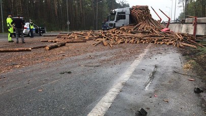 Wypadek na obwodnicy Opola. Osobówka zderzyła się z ciężarówką z drewnem