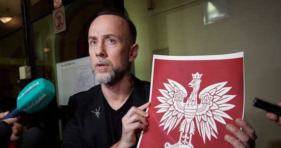 Sąd okręgowy uniewinnił w poniedziałek lidera deathmetalowej grupy Behemoth Adama Darskiego, czyli "Nergala", oskarżonego o publiczne znieważenie polskiego godła. Sprawa dotyczy materiałów promujących trasę koncertową zespołu pt. "Rzeczpospolita Niewierna".