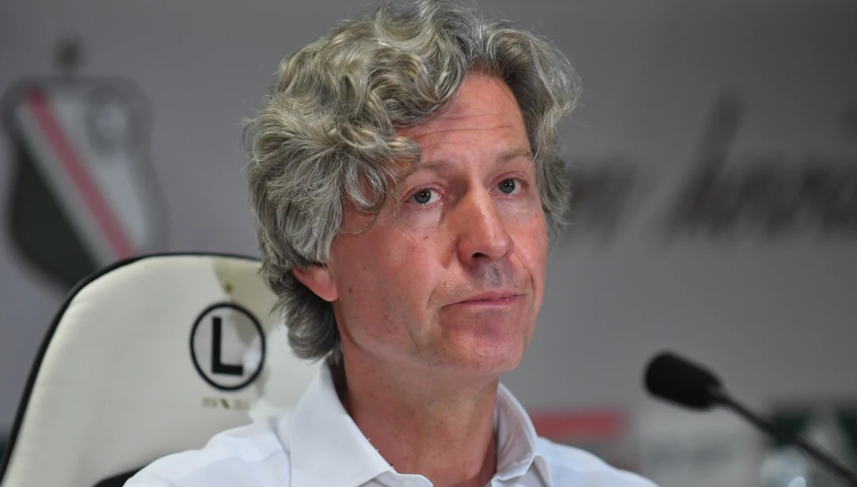 "Nasze cele - choć nic na to nie wskazuje - pozostają niezmienione" - to mój ulubiony cytat z niedzielnej konferencji prezesa i właściciela Legii Warszawa Dariusza Mioduskiego. Dla jasności: prezes zwolnił słabego trenera, który był jego autorskim pomysłem i - co ważne - miał wciąż szansę na zdobycie podwójnej korony. Dariusz Mioduski twierdzi, że pozostawienie Romeo Jozaka na stanowisku byłoby gorszą decyzją, ale dzięki niebiosom - Legia jest wciąż w grze.