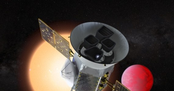 NASA rozpoczyna kolejny etap poszukiwania planet pozasłonecznych. Po północy polskiego czasu z Kennedy Space Center na przylądku Canaveral na Florydzie ma wystartować nowa sonda TESS (Transiting Exoplanet Survey Satellite), które przez dwa lata będzie odkrywać kolejne układy planetarne. Jak sama nazwa wskazuje TESS będzie szukać planet pozasłonecznych obserwując chwilowe spadki jasności gwiazd, wokół których krążą. W ten właśnie sposób kosmiczny teleskop Keplera odkrył już około 2,5 tysiąca takich planet.