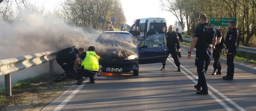 O dużym szczęściu mogą mówić podróżni, których auto zapaliło się na drodze wojewódzkiej nr 728 w Starej Wsi na Mazowszu. Dzięki szybkiej reakcji policjantów, którzy zabezpieczali wizytę premiera, trójce młodych ludzi nic się nie stało. 