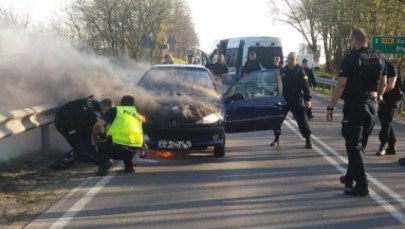 Mazowieckie: Policjanci uratowali młodych ludzi z płonącego auta