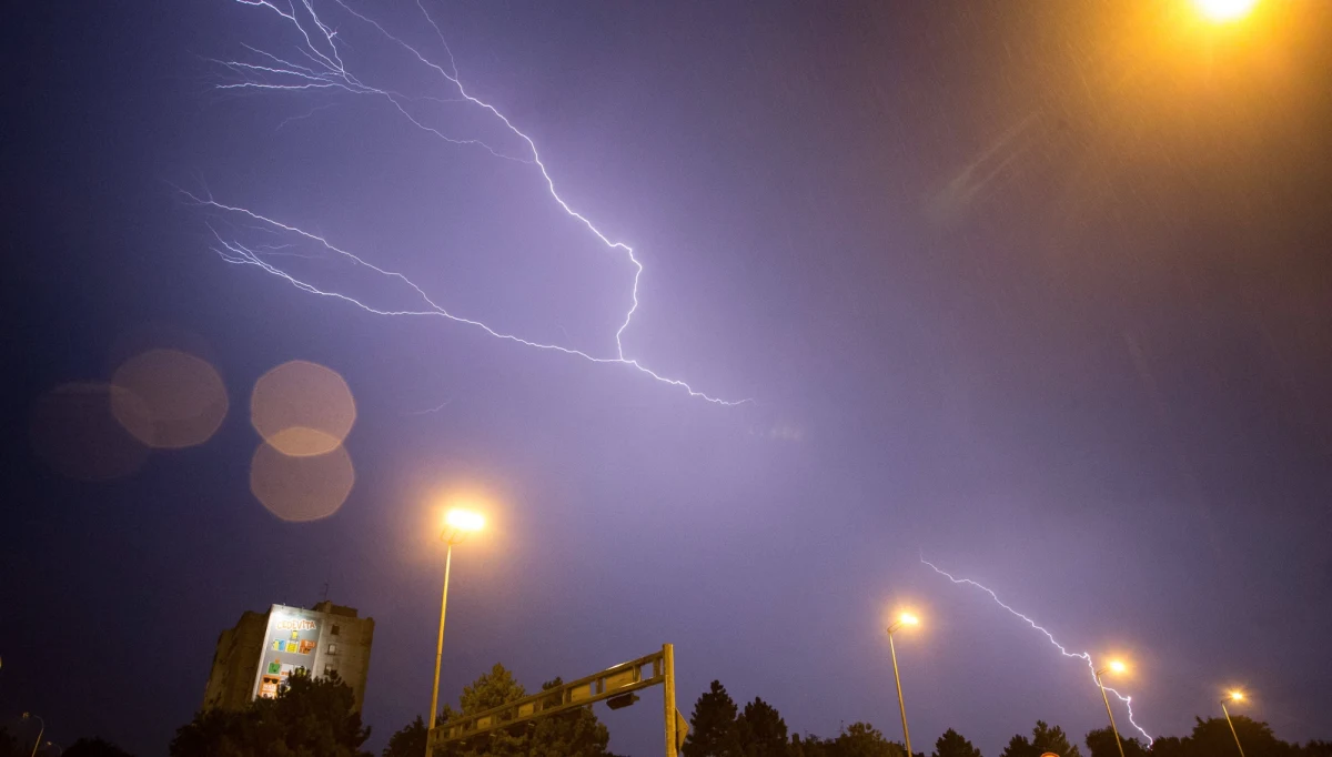 Instytut Meteorologii i Gospodarki Wodnej ostrzega przed burzami i intensywnymi opadami deszczu. Synoptycy wydali alert 1. stopnia dla sześciu województw. Podczas burz może mocno wiać - w porywach nawet do 70 km/h - informuje Rządowe Centrum Bezpieczeństwa.