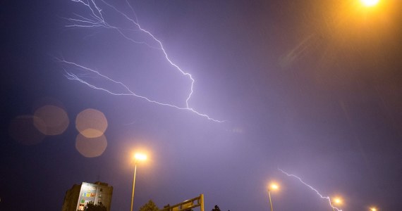 Instytut Meteorologii i Gospodarki Wodnej ostrzega przed burzami i intensywnymi opadami deszczu. Synoptycy wydali alert 1. stopnia dla sześciu województw. Podczas burz może mocno wiać - w porywach nawet do 70 km/h - informuje Rządowe Centrum Bezpieczeństwa.