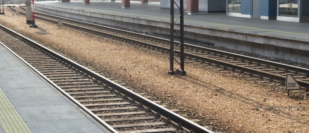 Wypadek na przejeździe kolejowym w Pamiątkowie koło Szamotuł w Wielkopolsce. Dwie osoby zostały ranne.