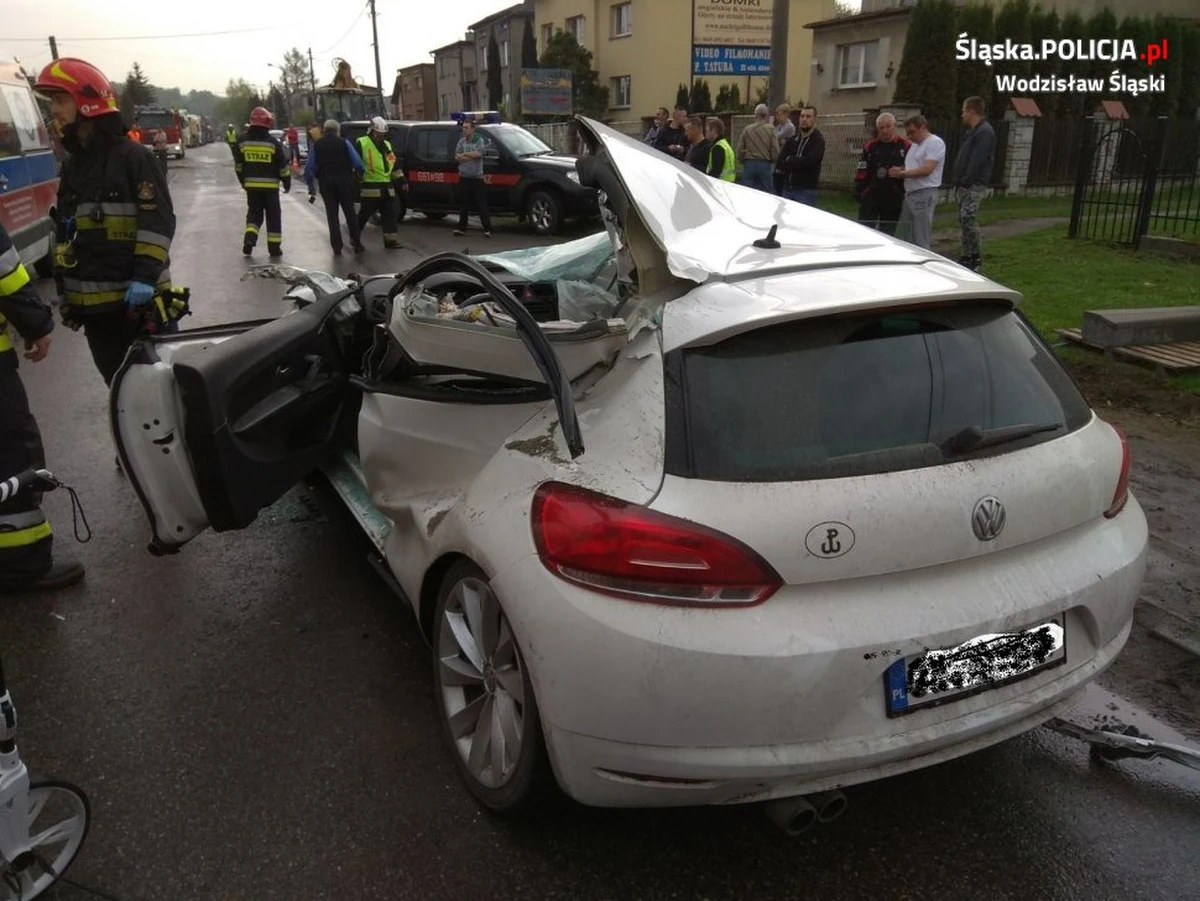 Auto jest kompletnie zniszczone, ale 21-letni kierowca na szczęście przeżył. Do bardzo groźnego wypadku doszło w Wodzisławiu Śląskim: osobówka zderzyła się tam z koparką. 21-latek trafił do szpitala.