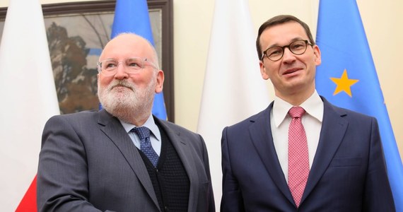 Oczekiwanie ustępstw po obu stronach na razie skutkuje patem w negocjacjach Polski z Komisją Europejską. Aktywni stają się przeciwnicy porozumienia, a takich nie brakuje po obu stronach. „To z ich strony gra na impas” – słyszę w kuluarach negocjacji. Wydaje się, że jest to najtrudniejszy moment w tych rozmowach, które mają doprowadzić do wycofania wobec Polski art. 7 Traktatu UE. 