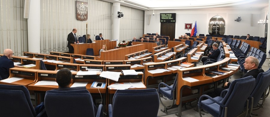 Senat poparł bez poprawek nowelizację ustawy o Sądzie Najwyższym. Nowela zakłada m.in. wprowadzenie osobnego budżetu Izby Dyscyplinarnej SN. Ustawa trafi teraz do prezydenta. Senat przyjął też nowelizację w sprawie publikacji trzech wyroków Trybunału Konstytucyjnego z 2016 roku.