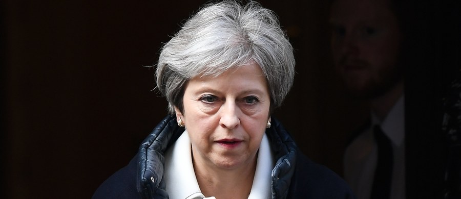 Brytyjska premier Theresa May broniła w poniedziałek w Izbie Gmin sobotniej decyzji o udziale Wielkiej Brytanii w interwencji w Syrii, tłumacząc, że na podstawie wcześniejszych działań "doszła do wniosku, że same wysiłki dyplomatyczne nie przyniosą odpowiedniego skutku".