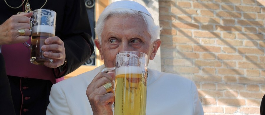 Emerytowany papież Benedykt XVI spędził w poniedziałek swe 91. urodziny w "spokojnej i rodzinnej atmosferze" - podało biuro prasowe Watykanu. Z Bawarii przyjechał jego brat, ksiądz Georg Ratzinger, a papież Franciszek wysłał jubilatowi życzenia.