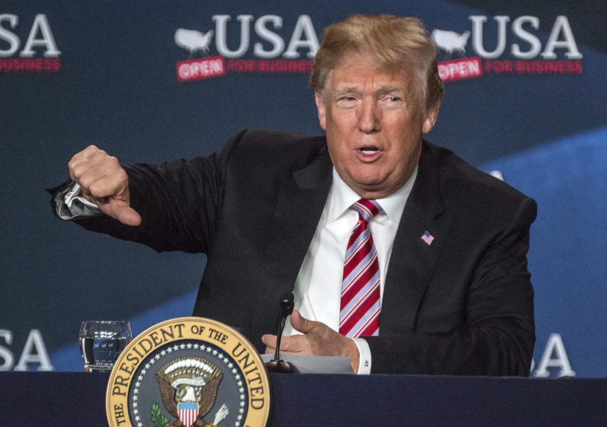 Donald Trump oskarżył Rosję i Chiny o prowadzenie "gry dewaluacji" ich walut, podczas gdy w Stanach Zjednoczonych podnoszone są stopy procentowe, co umacnia dolara. Takie działania, jak wyjaśnia Reuters, prezydent USA postrzega jako nieuczciwe praktyki handlowe, czemu zresztą dał wyraz w swoim tweecie. "To niedopuszczalne!" - stwierdził. Faktem jest, że po nałożeniu na Moskwę kolejnych sankcji rubel stracił na wartości - powodem jednak była panika na giełdach.