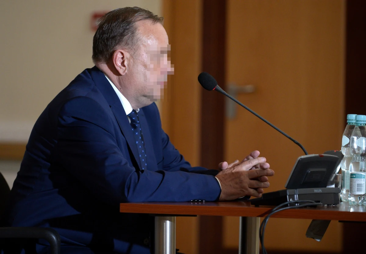 Z mojego punktu widzenia kupowanie roszczeń do nieruchomości jest jak gra w totolotka - stwierdził przed komisją weryfikacyjną ds. reprywatyzacji znany "handlarz roszczeń" Marek M. Szef komisji Patryk Jaki zareagował na tę wypowiedź komentarzem o "wciskaniu kitu". Komisja weryfikacja przez prawie 12 godzin badała w poniedziałek reprywatyzację kamienicy przy Dahlbergha 5 na warszawskiej Woli. Decyzja reprywatyzacyjna została wydana w grudniu 2006 roku, a więc na początku rządów w stolicy Hanny Gronkiewicz-Waltz. Część praw do nieruchomości zdobył właśnie Marek M., miasto zachowało udział w tej nieruchomości na poziomie 4/12.