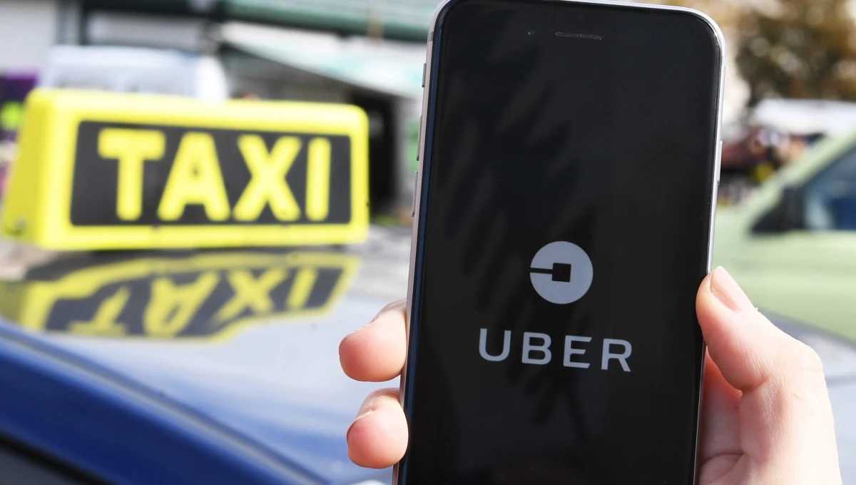 Rząd zaostrzy przepisy dotyczące kierowców jeżdżących dla firm pośredniczących w przewozach - informuje "Rzeczpospolita". Jak podaje gazeta, Uber i Taxify zadeklarowali, że dostosują się do planowanych zmian.