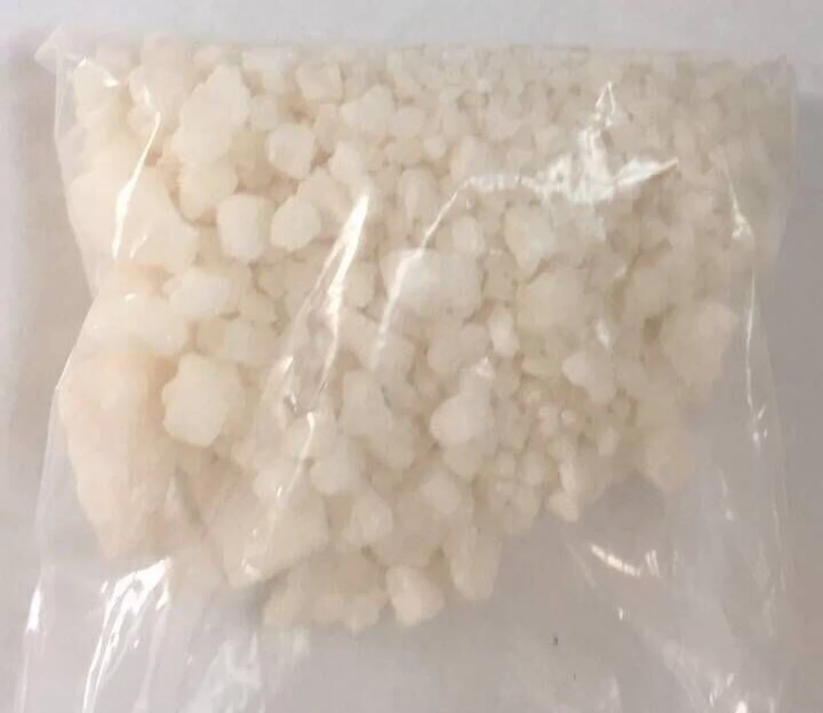 Policja zatrzymała 13 osób, które na terenie Małopolski handlowały dopalaczami. Sposób działania gangu wyróżniał ich spośród innych grup przestępczych. Na portalach internetowych oferowali nie tylko sprzedaż, ale i dowóz zakazanych substancji do klienta.