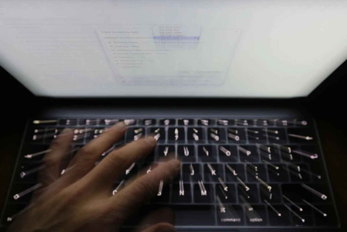 Internet jest miejscem publicznym - uznał Sąd Najwyższy, uchylając umorzenie sprawy przeciw liderowi "Dumy i Nowoczesności" Mateuszowi S. Tym samym sąd rejonowy ponownie zbada kwestię opublikowania przez S. w internecie naklejek z nieprzyzwoitymi napisami.