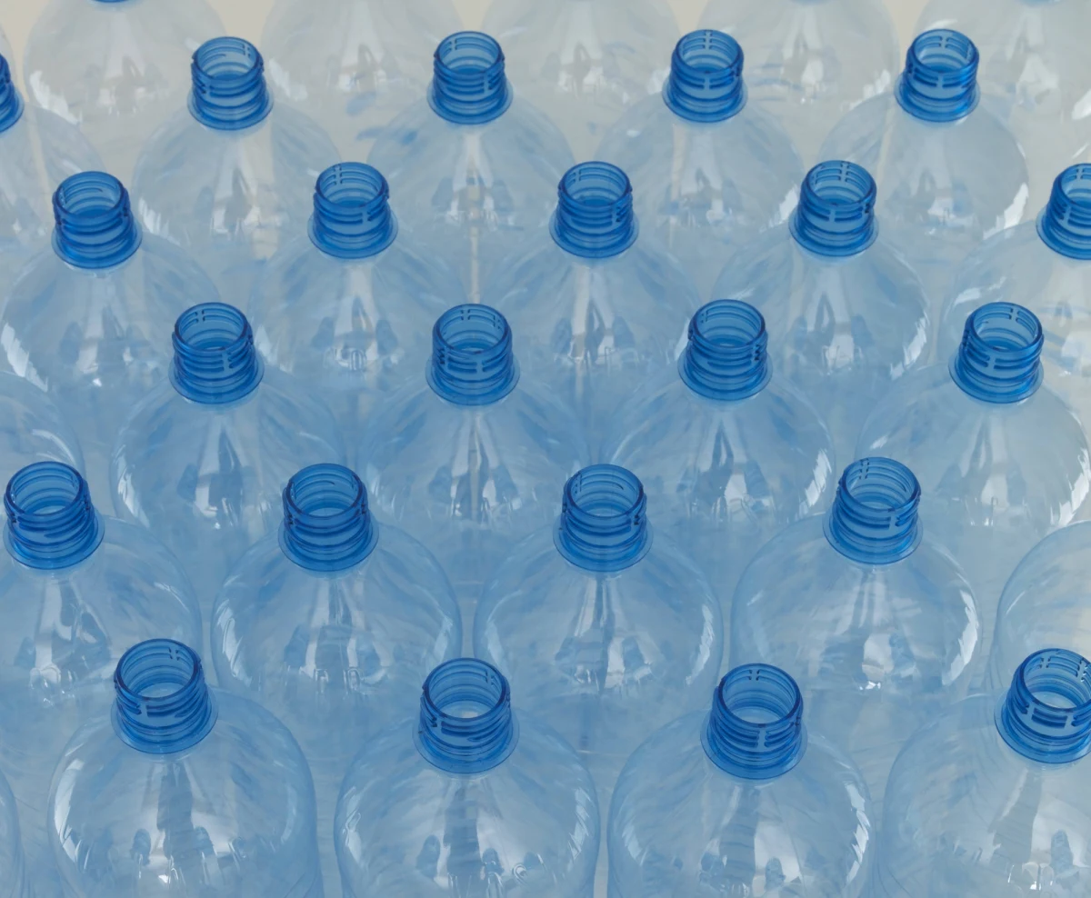 Rosną szanse na skuteczną walkę z plagą plastikowych odpadów. Brytyjscy, amerykańscy i brazylijscy naukowcy zmodyfikowali enzym rozkładający tworzywa sztuczne w taki sposób, że może skutecznie przyspieszyć utylizację milionów ton plastikowych butelek po napojach. Badacze z University of Portsmouth, US Department of Energy’s National Renewable Energy Laboratory (NREL) i University of Campinas w Brazylii przyznają na łamach czasopisma "Proceedings of the National Academy of Sciences", że swojego odkrycia dokonali nieco przypadkiem. Liczą na to, że dzięki niemu problem z butelkami z PET, które mogą rozkładać się w środowisku nawet setki lat, uda się opanować.