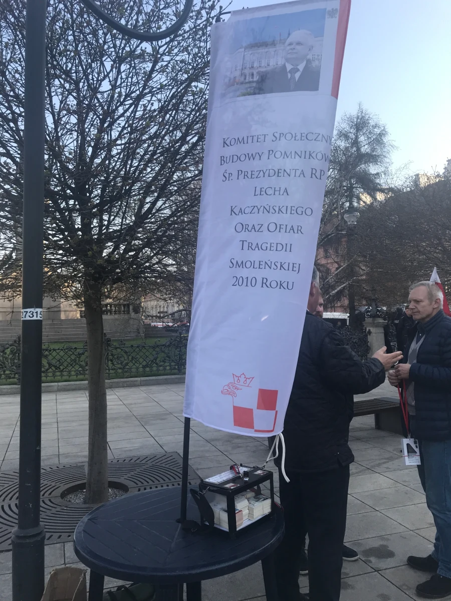 Kilkuset tysięcy złotych brakuje na budowę pomnika Lecha Kaczyńskiego w Warszawie. Droższy niż przewidywano okazał się pomnik Ofiar Tragedii Smoleńskiej, który odsłonięto 10 kwietnia. Z tego powodu Społeczny Komitet Budowy Pomników ciągle prowadzi zbiórkę i sprzedaje cegiełki.