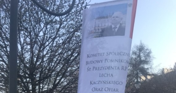 Kilkuset tysięcy złotych brakuje na budowę pomnika Lecha Kaczyńskiego w Warszawie. Droższy niż przewidywano okazał się pomnik Ofiar Tragedii Smoleńskiej, który odsłonięto 10 kwietnia. Z tego powodu Społeczny Komitet Budowy Pomników ciągle prowadzi zbiórkę i sprzedaje cegiełki.