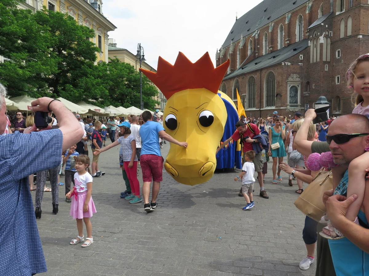 18. Wielka Parada Smoków coraz bliżej! Tym razem główny bohater Parady będzie świętował swoje urodziny w towarzystwie smoków zainspirowanych dziennikami Marco Polo. Krakowskie smocze święto już 2 i 3 czerwca. 