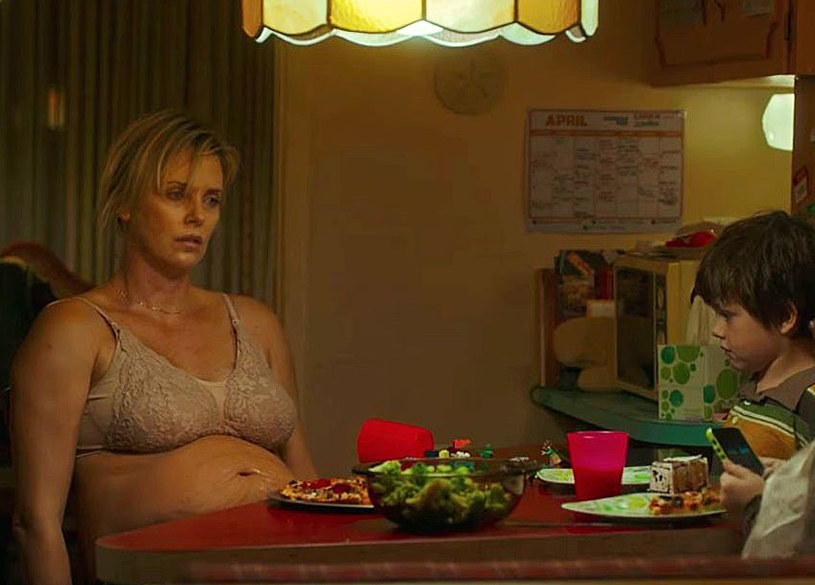 "Tully", film twórców "Juno", to słodko-gorzki obraz prawdy o macierzyństwie, którego ucieleśnieniem jest Charlize Theron. Aktorka podkreśla, że temat depresji poporodowej to problem, którego nie można zamykać w ciasnym pudełku z podpisem "zmęczona matka".
