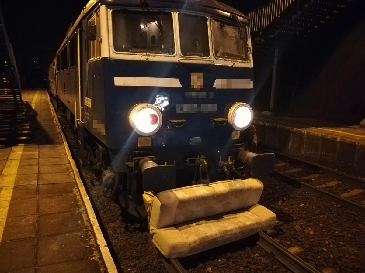 Miał być żart, a mogło się skończyć tragicznie. Dwóch mieszkańców Opola stanie przed sądem za zrzucenie na tory wersalki prosto pod koła pociągu pasażerskiego. Grozi im za to do 8 lat więzienia.