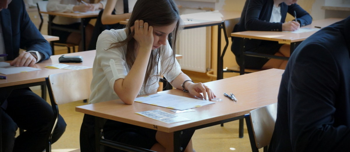 Prawie 350 tys. uczniów klas III gimnazjów w całym kraju będzie w środę, czwartek i piątek pisało obowiązkowy egzamin gimnazjalny. Pierwszego dnia będzie sprawdzana ich wiedza humanistyczna. Wszystkie arkusze i odpowiedzi będą pojawiać się na naszej stronie internetowej.