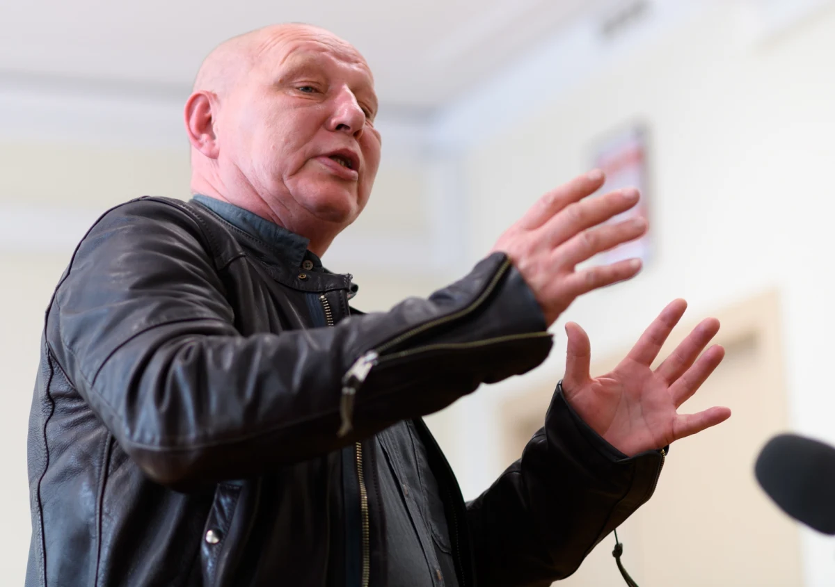 "Podano mi jakąś rzecz zaginionego i zdjęcie. Ja sugerowałem, że człowiek ten jest zamordowany, określiłem, że jest czymś zawinięty i ukryty w stawie" - mówił przed sądem jasnowidz Krzysztof Jackowski, zeznając w sprawie dot. zaginięcia w latach 90. dziennikarza Jarosława Ziętary. Poznański sąd okręgowy kontynuował we wtorek proces byłego senatora Aleksandra Gawronika, oskarżonego o nakłanianie ochroniarzy spółki Elektromis do porwania, pozbawienia wolności, a następnie zabójstwa reportera "Gazety Poznańskiej". Już po rozprawie Krzysztof Jackowski przyznał w rozmowie z reporterem RMF FM, że "ta sprawa od pierwszego momentu zaczęła brzydko wyglądać".