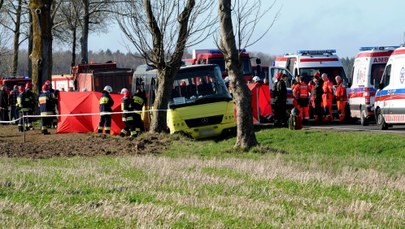 Zderzenie autokaru z ciężarówką w Słowinie. Zginęło dwoje młodych ludzi, 17 jest rannych