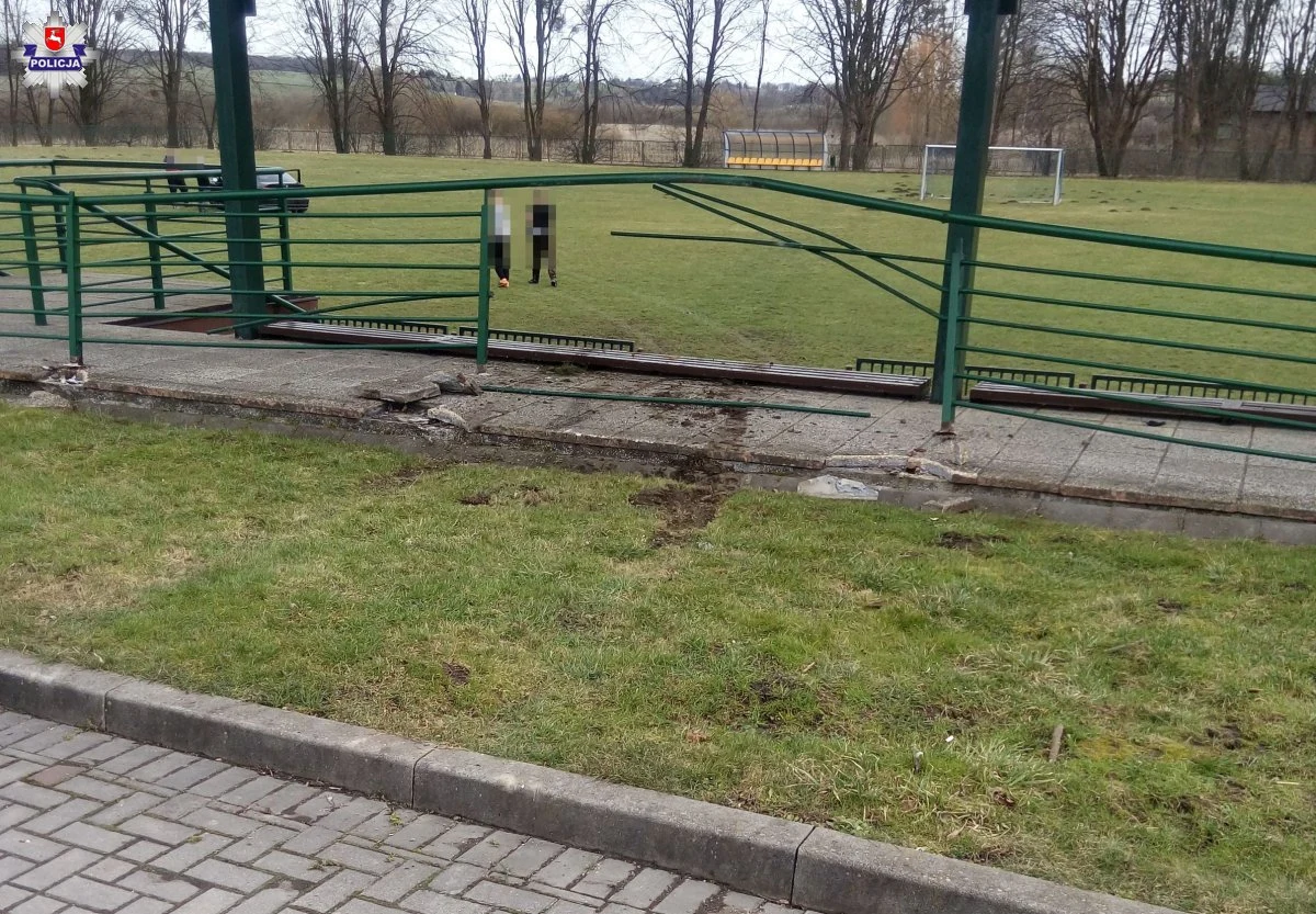 Nietypowy wypadek na terenie gminy Trzeszczany na Lubelszczyźnie. 12-letni "kierowca" staranował ogrodzenie lokalnego boiska. Na szczęście nikomu nic się nie stało. 