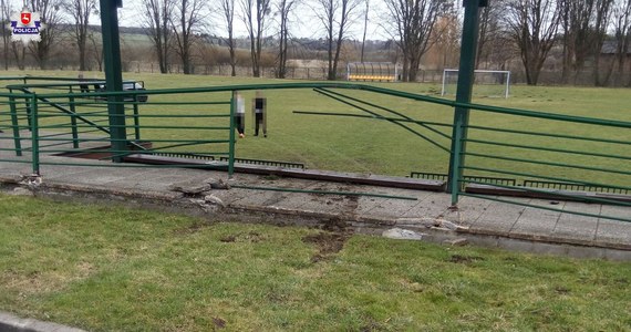 Nietypowy wypadek na terenie gminy Trzeszczany na Lubelszczyźnie. 12-letni "kierowca" staranował ogrodzenie lokalnego boiska. Na szczęście nikomu nic się nie stało. 
