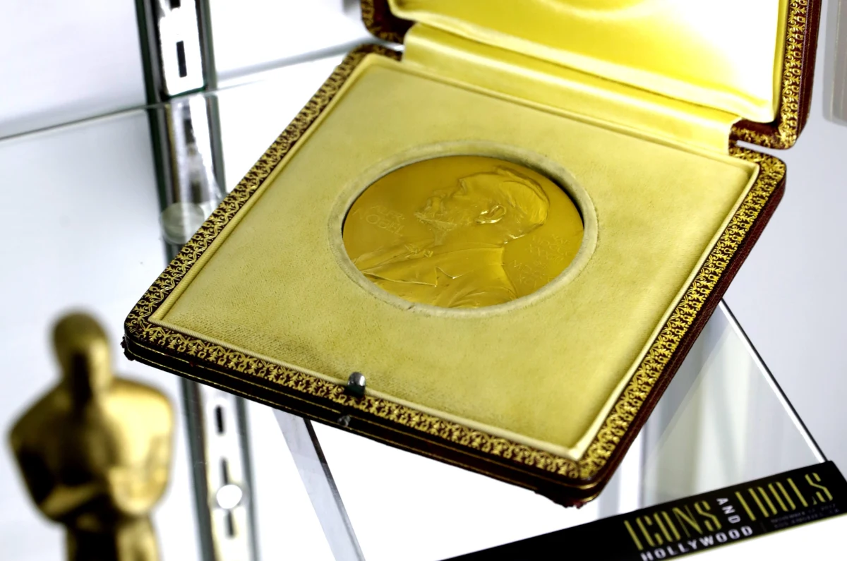 Czy naukowe Nagrody Nobla stały się już przeżytkiem i przynoszą nauce więcej szkody niż pożytku? Czy trzeba byłoby przemyśleć zasady ich przyznawania? Takie kontrowersyjne tezy prezentują w tych dniach naukowcy różnych specjalności. To kolejny problem z Noblami po tym, jak w ubiegłym tygodniu poinformowano o aferze związanej z ujawnieniem nazwisk siedmiu laureatów w dziedzinie literatury jeszcze przed ich ogłoszeniem. Do tej pory najwięcej kontrowersji towarzyszyło Pokojowej Nagrodzie Nobla, ale wygląda na to, że problem się rozszerza. Nie z wszystkimi tymi tezami trzeba się zgadzać, trudno oczekiwać rychłych zmian, ale nie sposób tych kontrowersji nie zauważać.