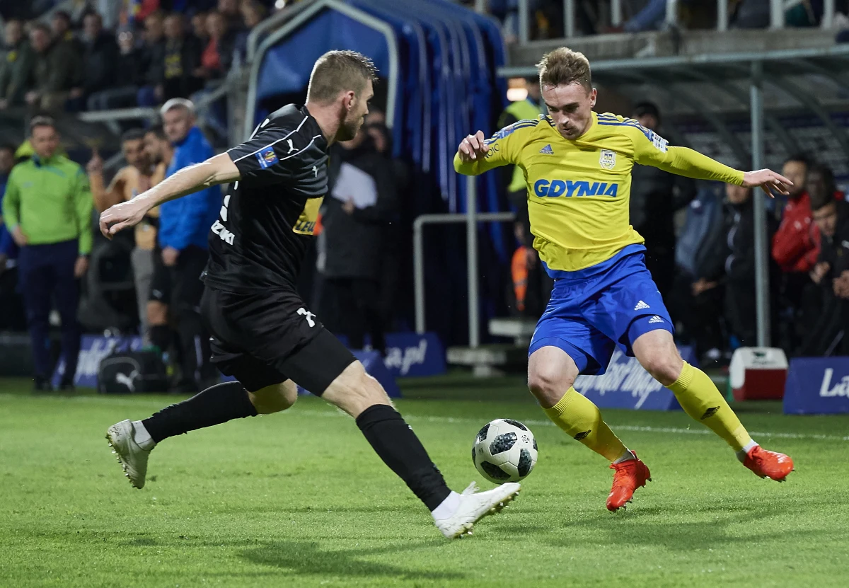 Piłkarze Arki Gdynia wywalczyli awans do finału Pucharu Polski! W rewanżowym półfinałowym spotkaniu z Koroną Kielce obrońcy trofeum zdołali odrobić straty z pierwszego, przegranego 1:2, meczu: przed własną publicznością pokonali rywali 1:0. Zdążyli jednak wystawić swoich kibiców na ciężką próbę: zwycięską bramkę rezerwowy Marcus Vinicius zdobył dopiero w 85. minucie.