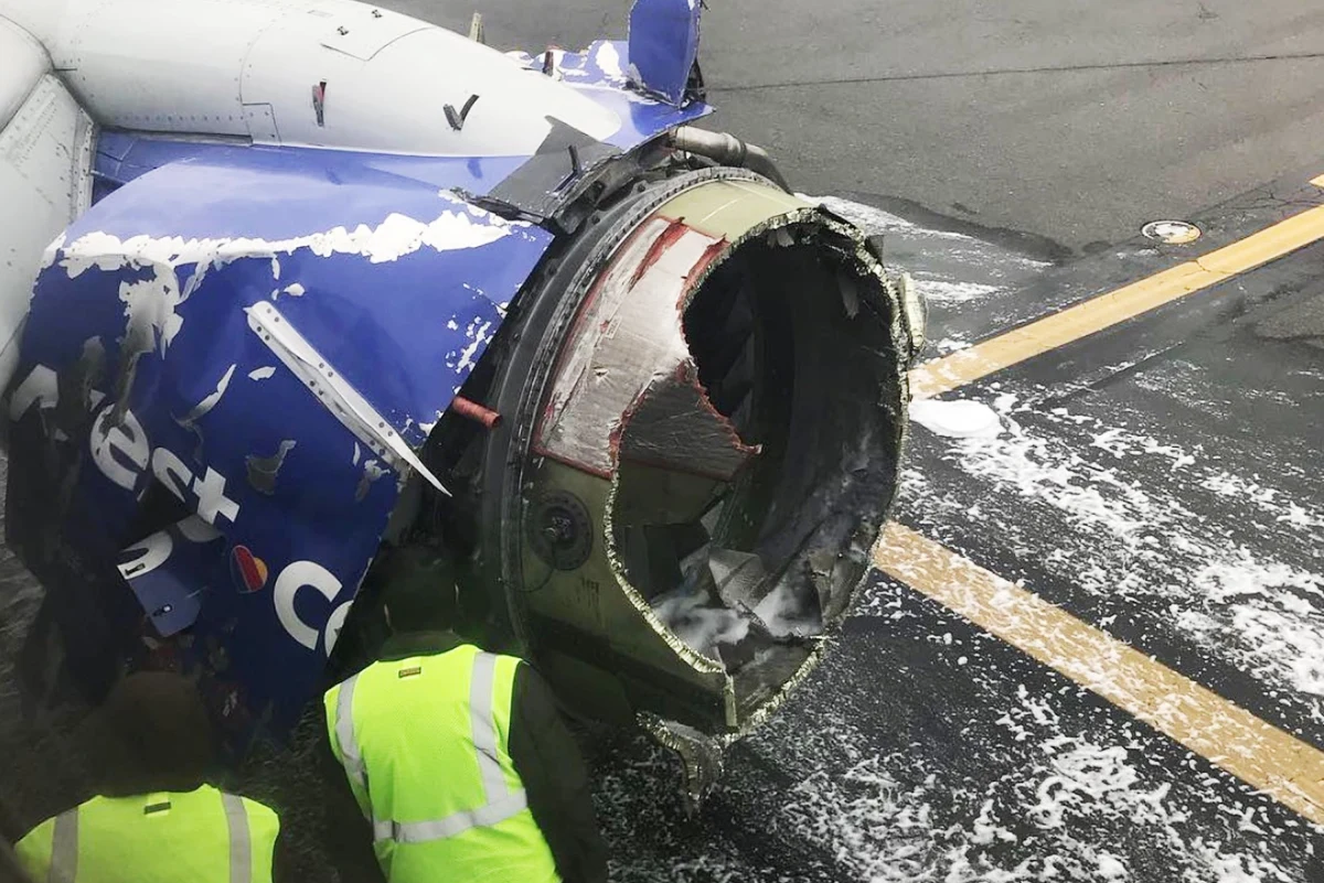 Jedna osoba zginęła po tym, jak w czasie lotu eksplodował silnik samolotu. Fragmenty jego poszycia uderzając w kadłub wybiły szybę w kabinie pasażerskiej, co spowodowało nagły spadek ciśnienia. Pasażerka została wessana do wytworzonej w ten sposób dziury. To pierwszy od 2009 roku w USA tragiczny wypadek na pokładzie cywilnego samolotu - podała Narodowa Rada Bezpieczeństwa Transportu.