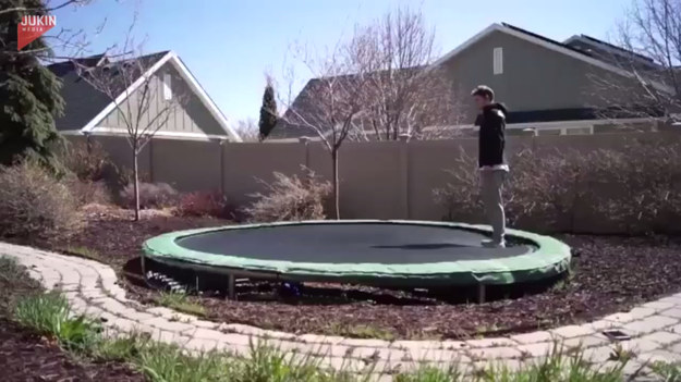 Chłopak zaprezentował swoje umiejętności na trampolinie. Szkoda tylko, że lądowanie nie wyszło. Zobaczcie sami. 