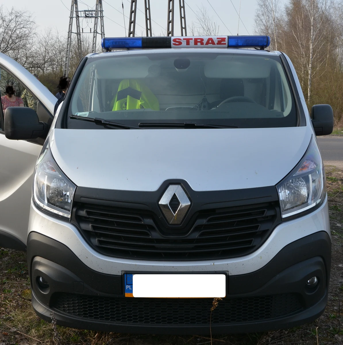 Na oryginalny sposób na zakamuflowanie przemytu wpadło dwóch mężczyzn. 29-latek i 60-latek wystylizowali swój samochód na pojazd straży pożarnej, by pod przykrywką przemycać papierosy.