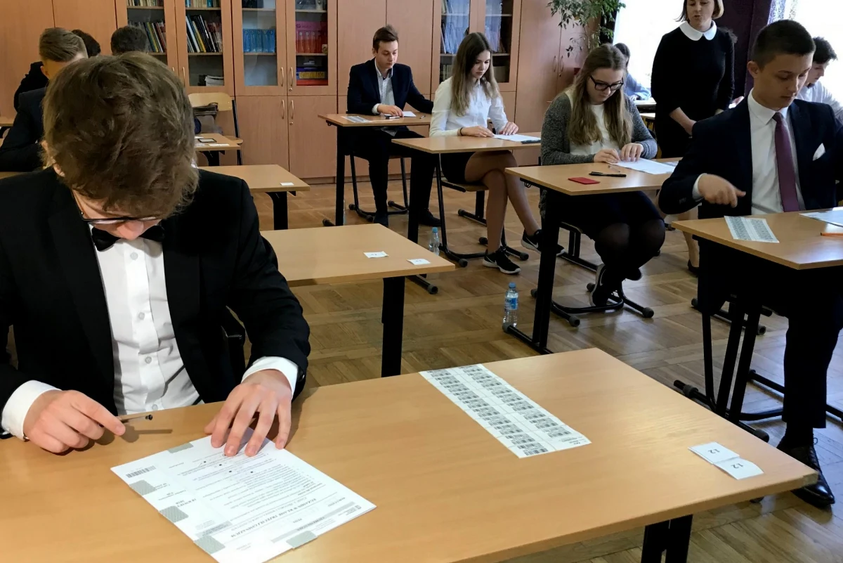 Gimnazjaliści, sprawdźcie jak Wam poszło na dzisiejszym egzaminie! Na RMF24 specjalnie dla Was publikujemy arkusze z WOS-u i historii. Rozwiązania będą pojawiać się na bieżąco – wkrótce zamieścimy także arkusze i odpowiedzi z języka polskiego. Egzamin gimnazjalny 2018 trwa trzy dni. Uczniowie w czwartek i piątek sprawdzą jeszcze swoją wiedzę z części matematycznej oraz języka obcego.