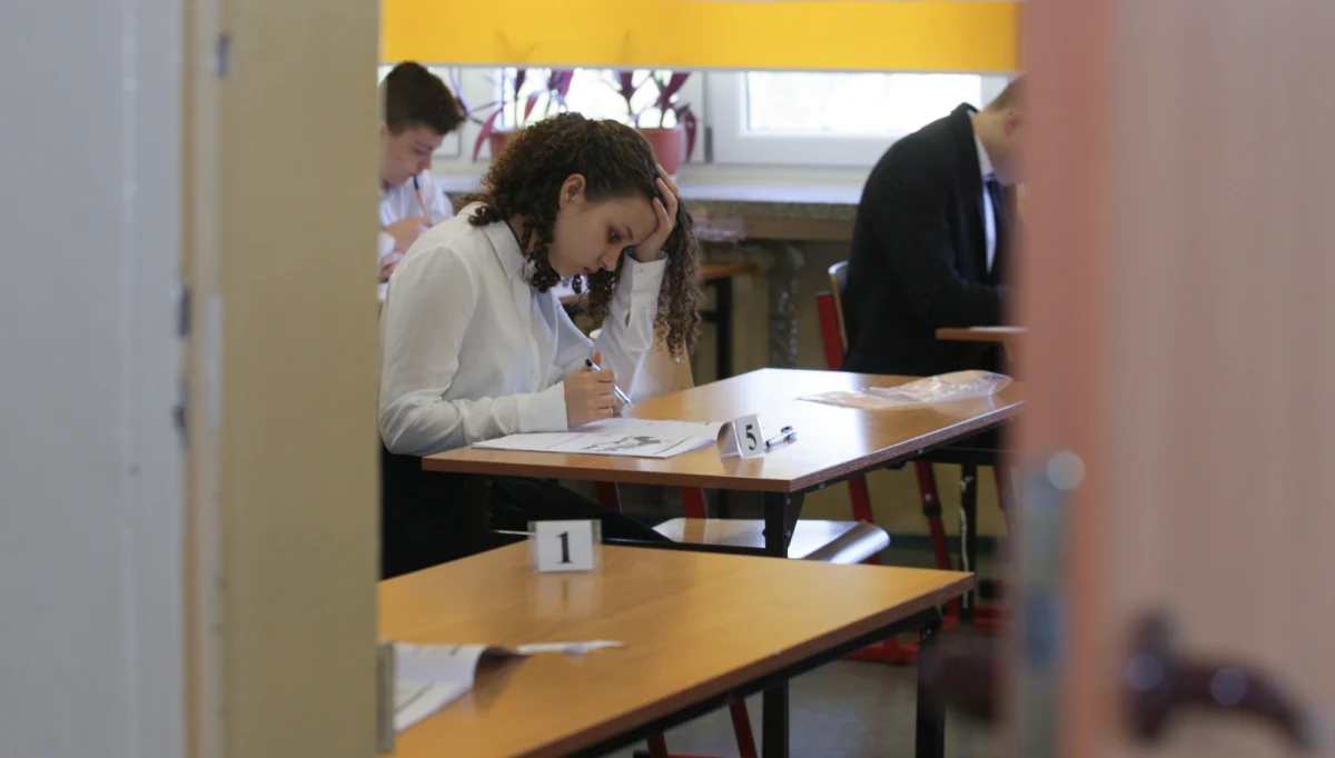 Punktualnie o godzinie 9:00 rozpoczął się trwający trzy dni egzamin gimnazjalny 2018! Pierwszego dnia - w środę - sprawdzana jest wiedza humanistyczna uczniów. Wszystkie arkusze będą pojawiać się na naszej stronie internetowej. Centralna Komisja Egzaminacyjna opublikuje je w samo południe. Na RMF24.pl pojawią się także propozycje odpowiedzi!