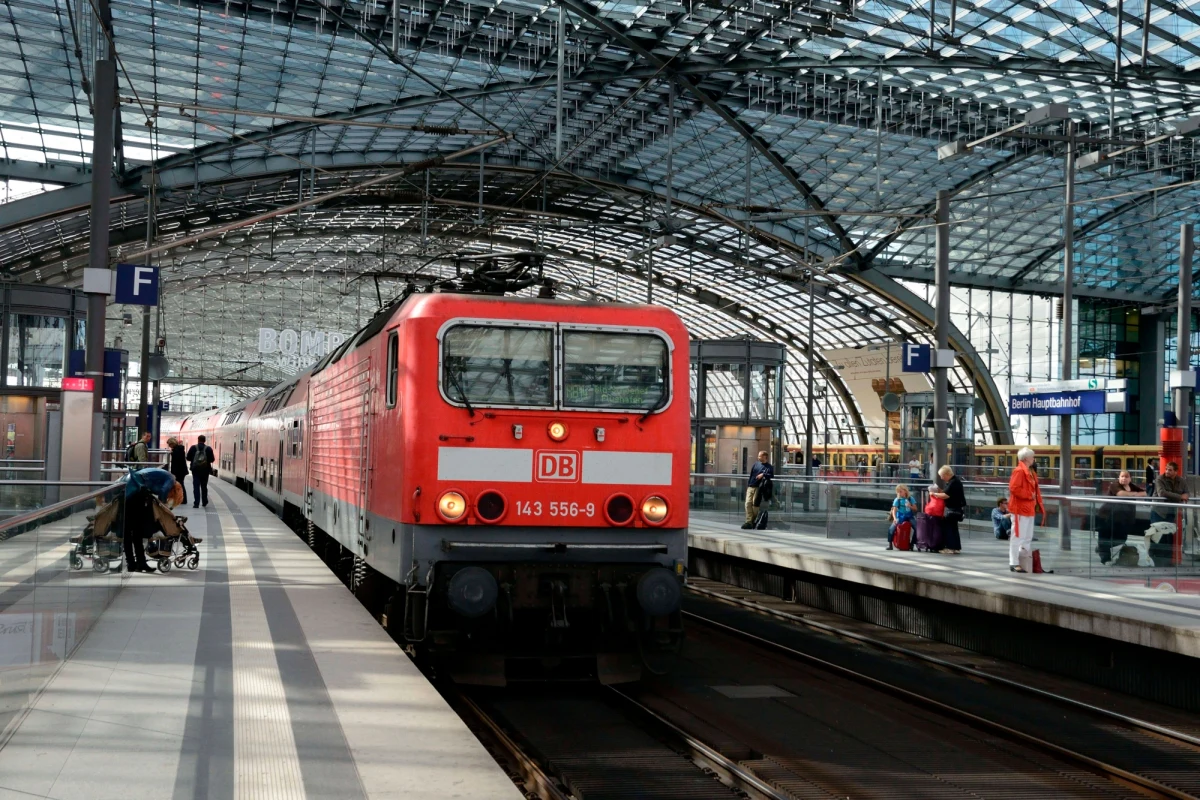 ​Główny dworzec kolejowy w Berlinie - Hauptbahnhof - w najbliższy piątek będzie nieczynny. Pracownicy pobliskiej budowy znaleźli ważącą pół tony bombę z okresu II wojny światowej. Możliwe, że ewakuowany będzie także pobliski szpital, jeden z największych w Europie.