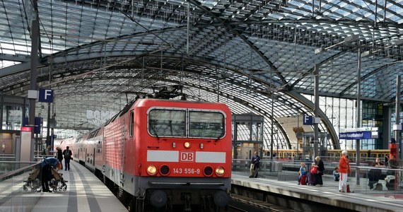 ​Główny dworzec kolejowy w Berlinie - Hauptbahnhof - w najbliższy piątek będzie nieczynny. Pracownicy pobliskiej budowy znaleźli ważącą pół tony bombę z okresu II wojny światowej. Możliwe, że ewakuowany będzie także pobliski szpital, jeden z największych w Europie.