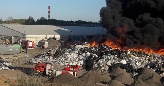 Potężny pożar wybuchł w środę na składowisku odpadów w Siemianowicach Śląskich. Jak usłyszeliśmy od służb, ogień objął 3 tysiące metrów kwadratowych powierzchni. Z daleka widoczne były czarne kłęby dymu. Wieczorem strażacy poinformowali, że pożar jest opanowany, ale jego dogaszanie potrwa co najmniej do rana. Zobaczcie filmy i zdjęcia, które dostaliśmy od Słuchaczy na Gorącą Linię RMF FM!