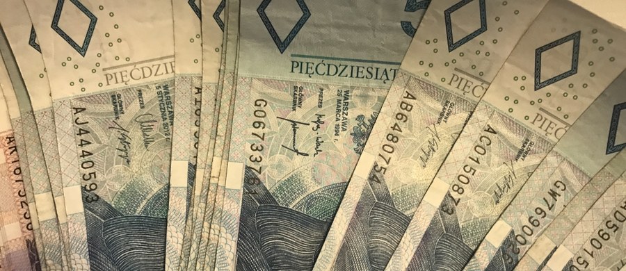 Ponad 100 tysięcy złotych znaleziono w słupskim hospicjum. Gotówkę w reklamówce na terenie placówki znalazł wczoraj jeden z jej pracowników. Policja wyjaśnia, kto zostawił te pieniądze.