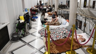 Opiekunowie osób niepełnosprawnych protestują w Sejmie. "Nie ruszymy się stąd"