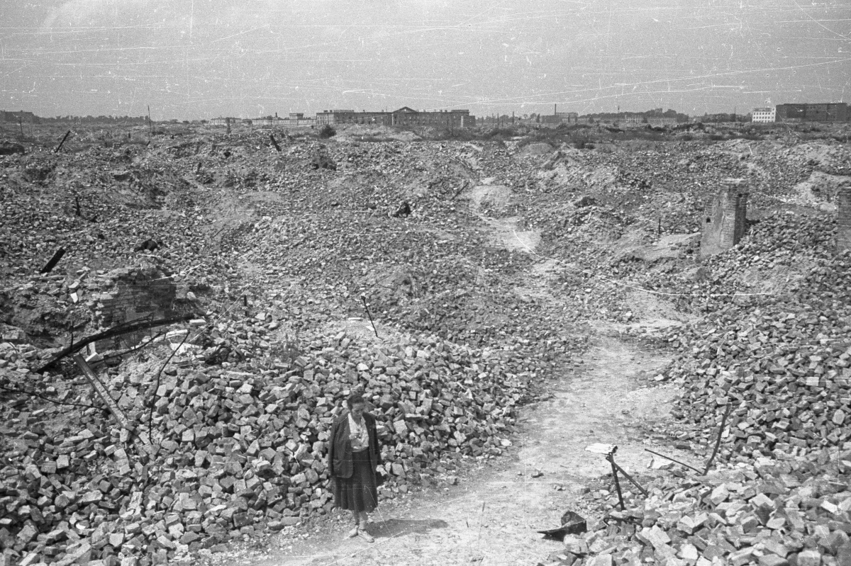 75 lat temu, 19 kwietnia 1943 r., żydowscy bojownicy z ŻOB i ŻZW stawili zbrojny opór oddziałom niemieckim, które przystąpiły do likwidacji warszawskiego getta. "Są takie piękne słowa: godność, człowieczeństwo. Tego broniliśmy" - mówił o podjętej wtedy walce Marek Edelman, jeden z przywódców powstania.