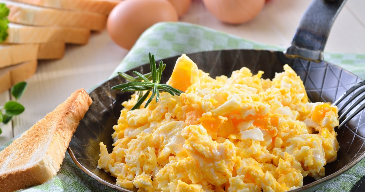 Dodaj to do jajecznicy. Wyjdzie puszysta i smaczna, jak nigdy wcześniej